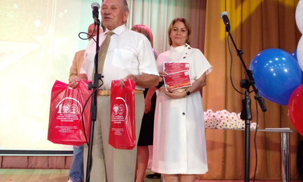 Коммунисты поздравили медалистов Читинского района  с успешным окончанием школы