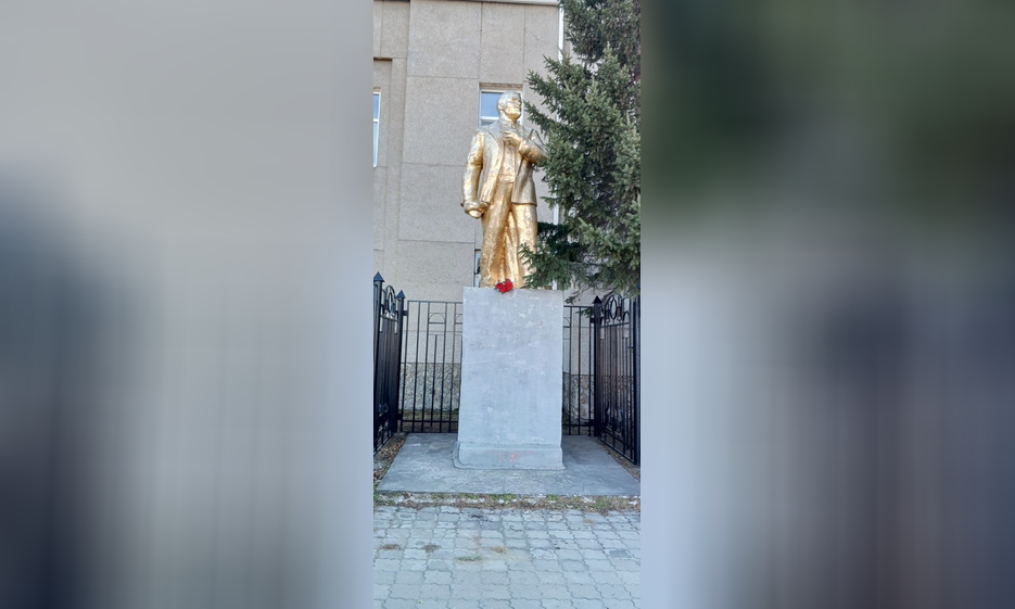Карымские коммунисты покрасили памятник В.И. Ленину — Забайкальское краевое отделение КПРФ