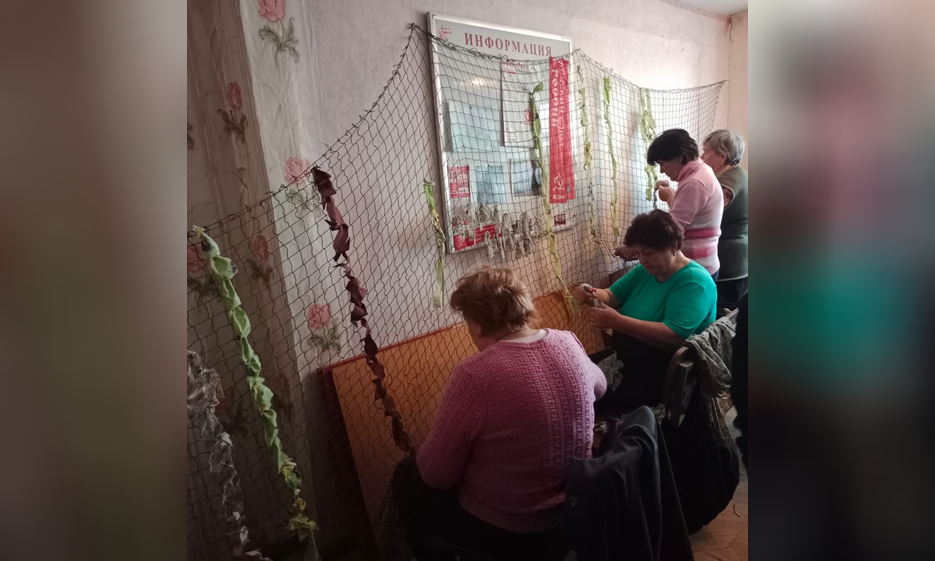 Нерчинцы плетут маскировочную сеть для участников СВО — Забайкальское краевое отделение КПРФ